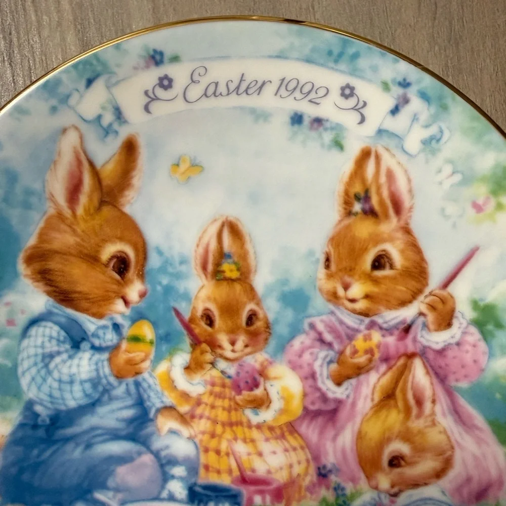 VTG Avon Colorful Moments 1992 Easter Bunny Plate with Gold Trim